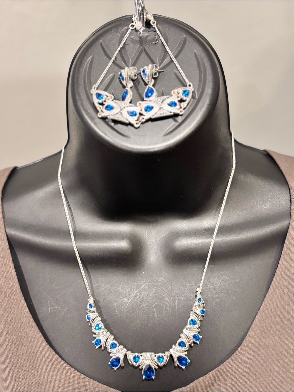 Avon Silver-Tone 💙Necklace and Earring an bracelet 💙Set with Blue Teardrop